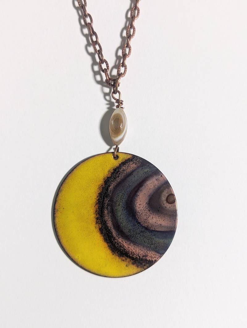 Gelb Kupfer Emaillierte Und Flammenbemalte Mond Halskette, Kreis Anhänger, Gelber Schmuck, Bunter Kupferkette, Celestial, Boho Gelb Kupfer Emaillierte Und Flammenbemalte Mond Halskette, Kreis Anhänger, Gelber Schmuck, Bunter Kupferkette, Celestial, Boho von 222Creations