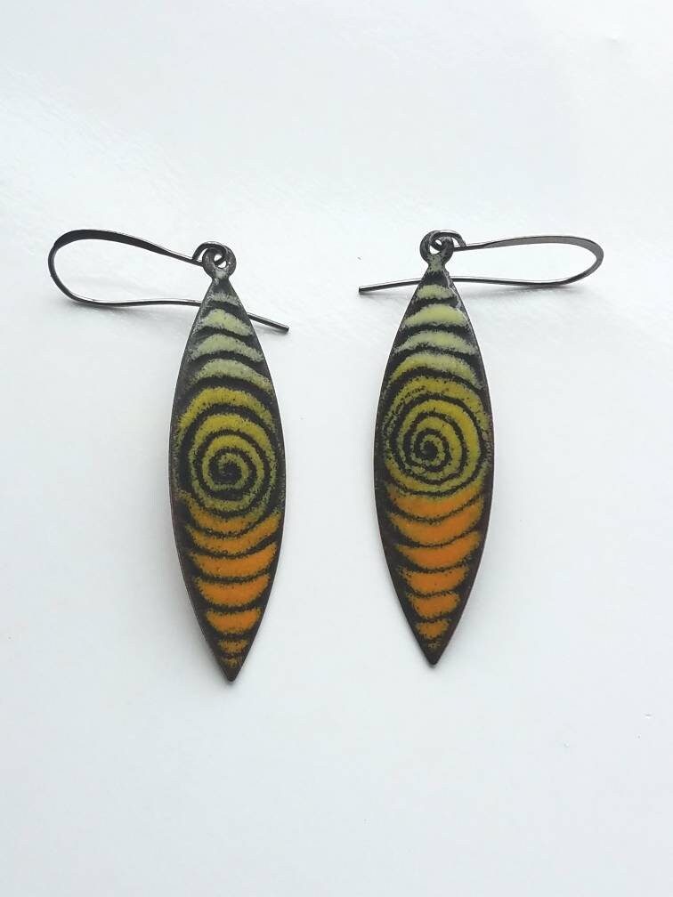 Hellgelbe Und Schwarze Kupfer Emaillierte Tropfenohrringe, Gelbe Emaille-Spiral-Sgrafitto-Design, Gelber Schmuck, Blattform, Boho Hellgelbe Und Schwarze Kupfer Emaillierte Tropfenohrringe, Gelbe Emaille-Spiral-Sgrafitto-Design, Gelber Schmuck, Blattform, Boho von 222Creations