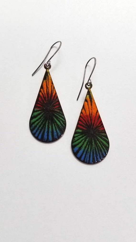Regenbogenfarbene Emaillierte Kupfer Ohrringe, Sunburst Emaille Hippie Boho, Bunter Schmuck, Sgraffito, Chakra von 222Creations