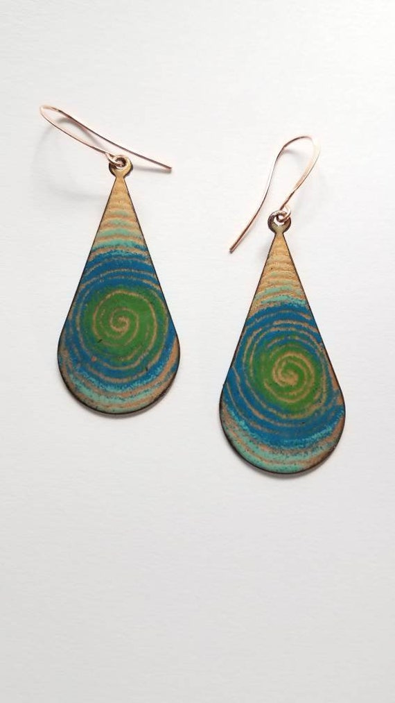 Türkis, Grün Und Gold Emaillierte Kupfer Ohrringe, Spiral Design, Tropfen Hippie Boho Bunter Schmuck von 222Creations