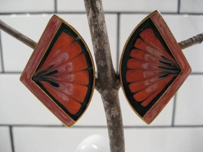 2"Vintage Chinoiserie Emaille Ohrringe Handbemalt Fächerförmig Goldfarbenes Metall Orange Pink Grün Wirbelt Perlglanz Retro 80Er Jahre New Wave von 222nest