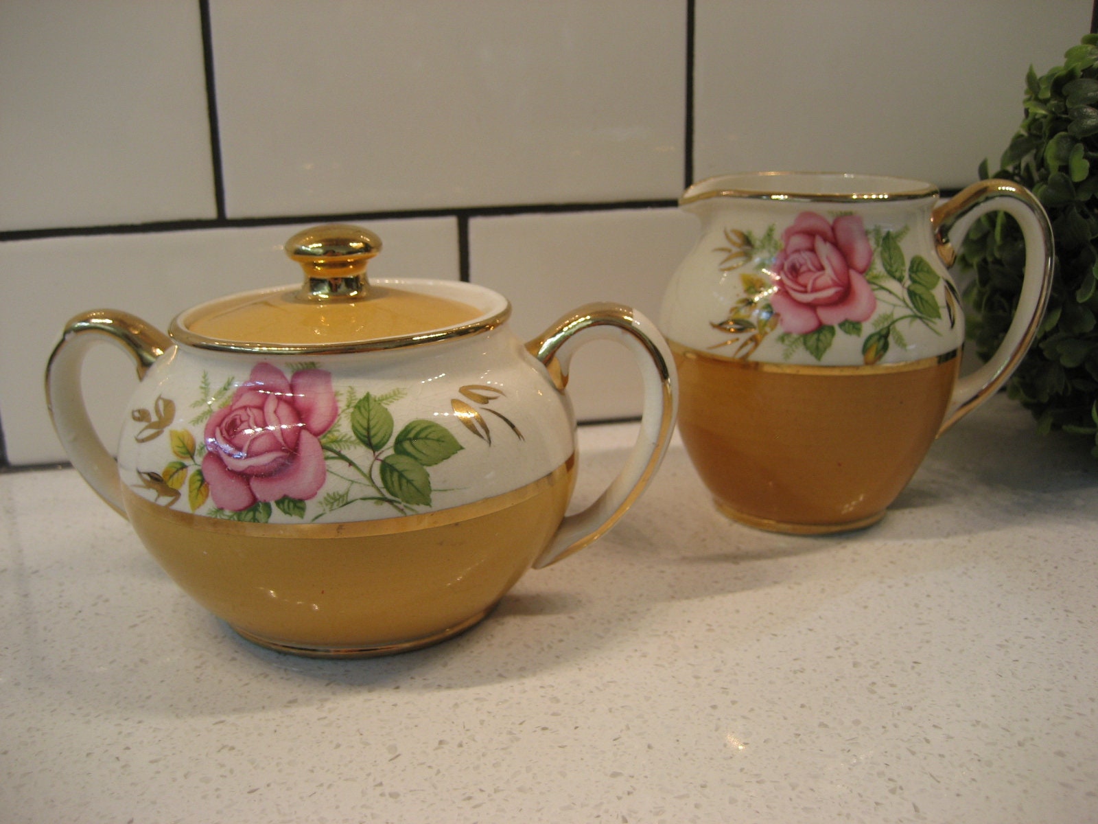 3-Teiliges Vintage Sadler Cabbage Rose Cream Zuckerset Hergestellt in England Retro Weizen Boden Gelb Eine Seite Pink Die Andere Goldvergoldung von 222nest