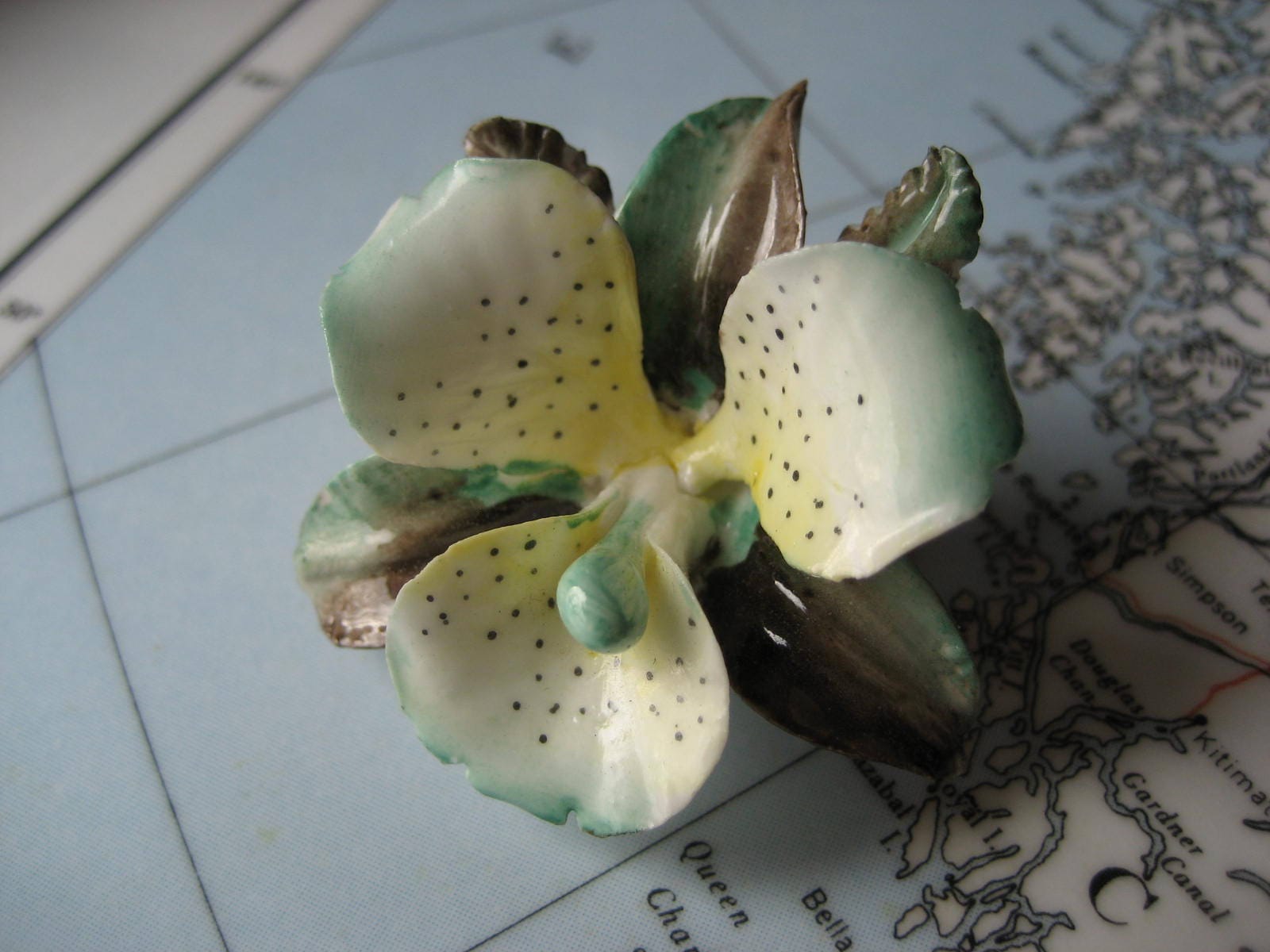 Vintage Cara China Staffordshire Orchidee Brosche Retro Blume Pin Handbemalt Midcentury Made in England Klassisch Geschenk Ätherisch Besonders von 222nest