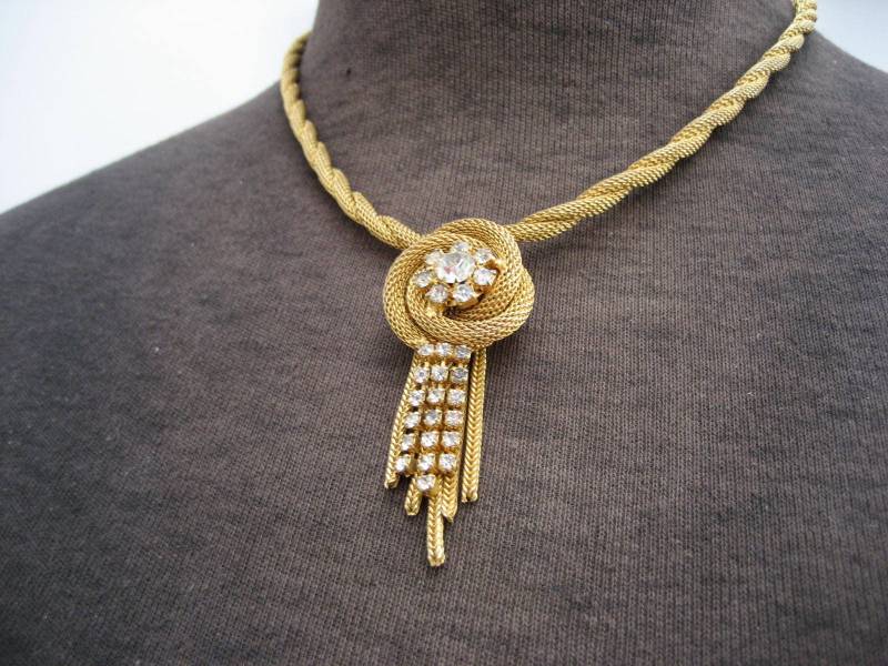 Vintage Continental Signierte Halskette Retro Abendgarderobe Baumelnde Strasssteine Midcentury Eleganz Gedrehtes Goldfarbenes Metallgeflecht Seil von 222nest