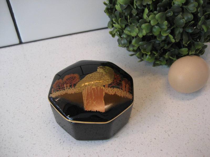 Vintage Otagiri Schwarzer Lack Erinnert An Octagon Porzellan Box Mit Deckel Japan Goldene Eule Bronze Drahtzaun Post New England Winterbäume von 222nest