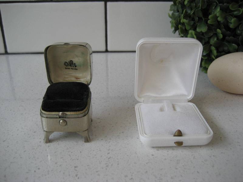 Wahl Präsentation Ring Box Vintage Weiß Strukturierten Kunststoff Samt Engagement Display Antique Crest Qualität Nickel Auf Beinen Schwarzem von 222nest