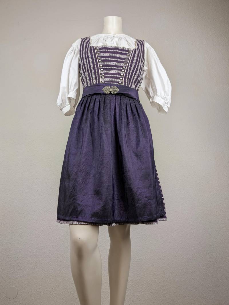 Dirndl | S Kurz Lila Weiß - Optional Mit Schürze in + Dirndlschließe Oder Flieder von 22nddresses