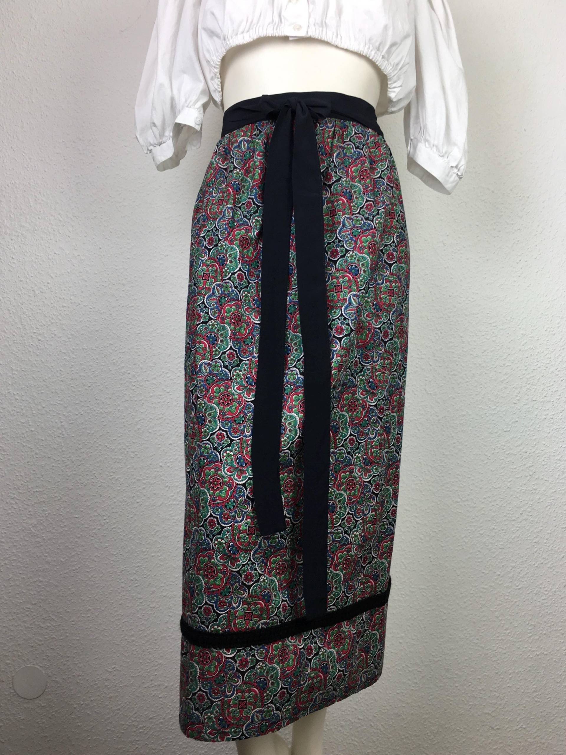 Dirndlschürze - Größe L 82 cm Schwarz Bunt Gemustert Kürzen Auf Wunschlänge Möglich Dirndlschürze - Größe L 82 cm Schwarz Bunt Gemustert Kürzen Auf Wunschlänge Möglich von 22nddresses