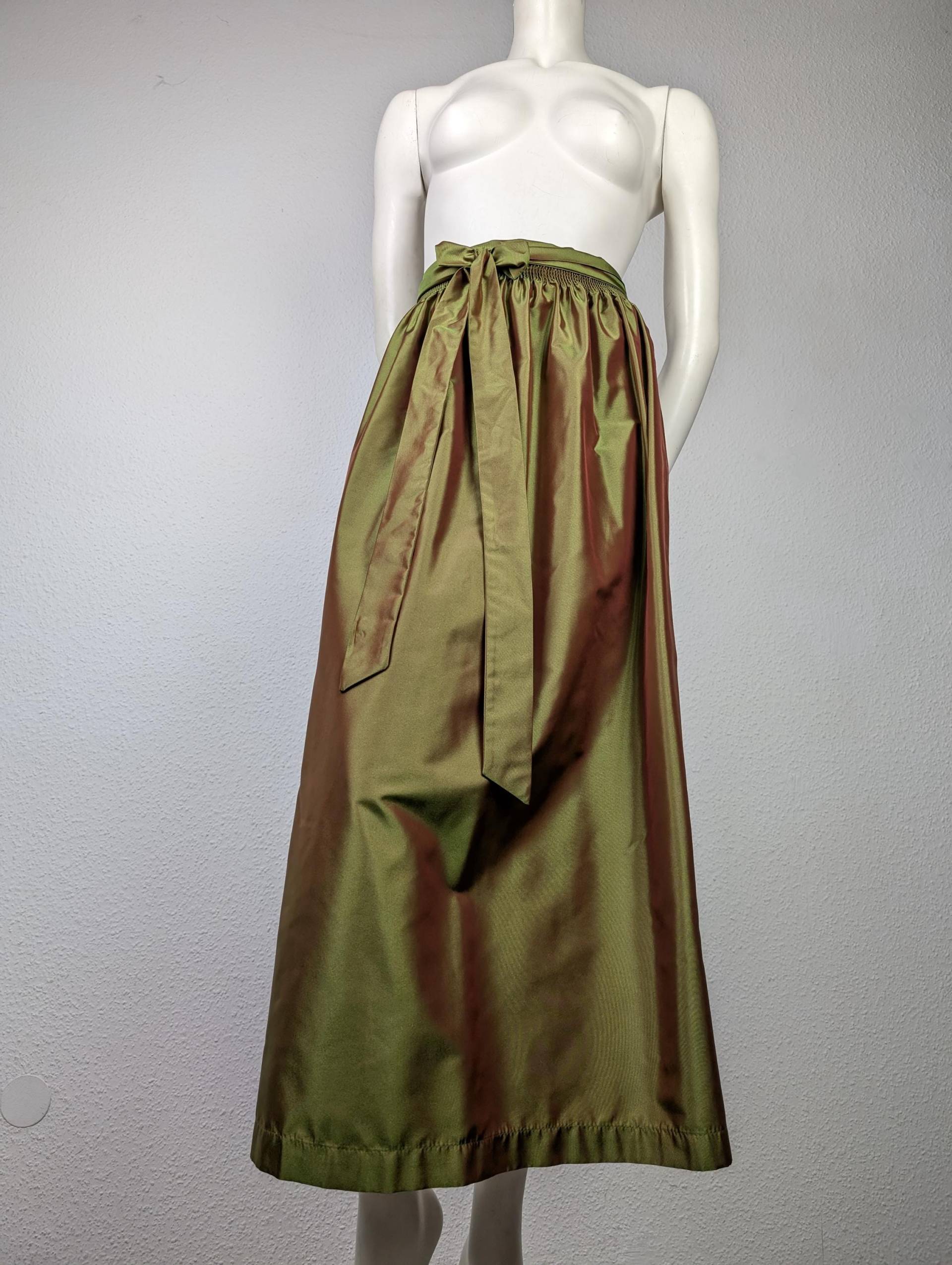 Dirndlschürze | L - 88 cm Grün Rot Schimmernd Kürzen Auf Wunschlänge Möglich von 22nddresses