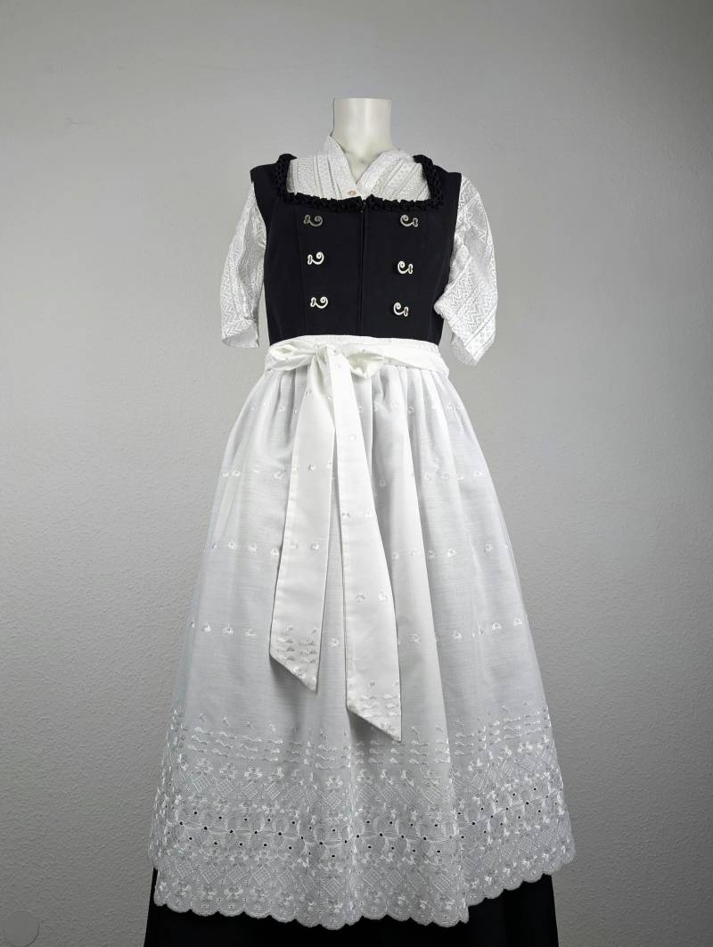 Dirndlschürze | Medium/L - 67 cm Weiß Bestickt von 22nddresses