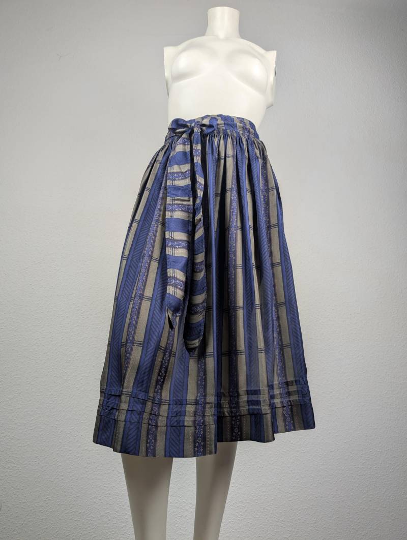 Dirndlschürze | S - 70 cm Blau Gestreift Seide Kürzen Auf Wunschlänge Möglich Dirndlschürze | S - 70 cm Blau Gestreift Seide Kürzen Auf Wunschlänge Möglich von 22nddresses
