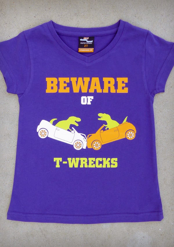 Beware Of T-Wrecks - Lustige T-Rex Dinosaurier Crashing Cars Jugend Mädchen V-Ausschnitt Lila & Charcoal Grau Grafik T-Shirts // Nerdy Cool T-Shirt von 247Daddyhood