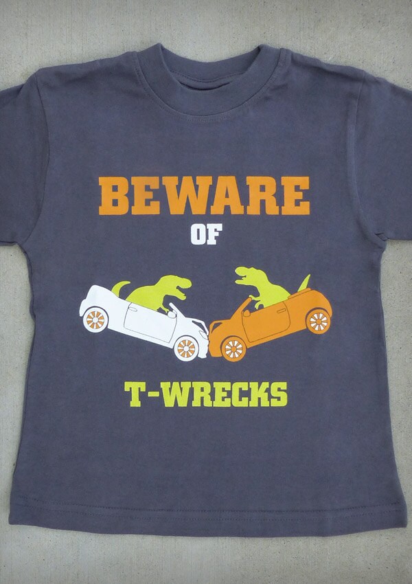 Beware Of T-Wrecks - Lustiges T-Rex Dinosaurier Absturz Autos Jugend Charcoal Grau & Marine Blau Grafik T-Shirt // Wortspiele Cooles Jungen Shirt von 247Daddyhood