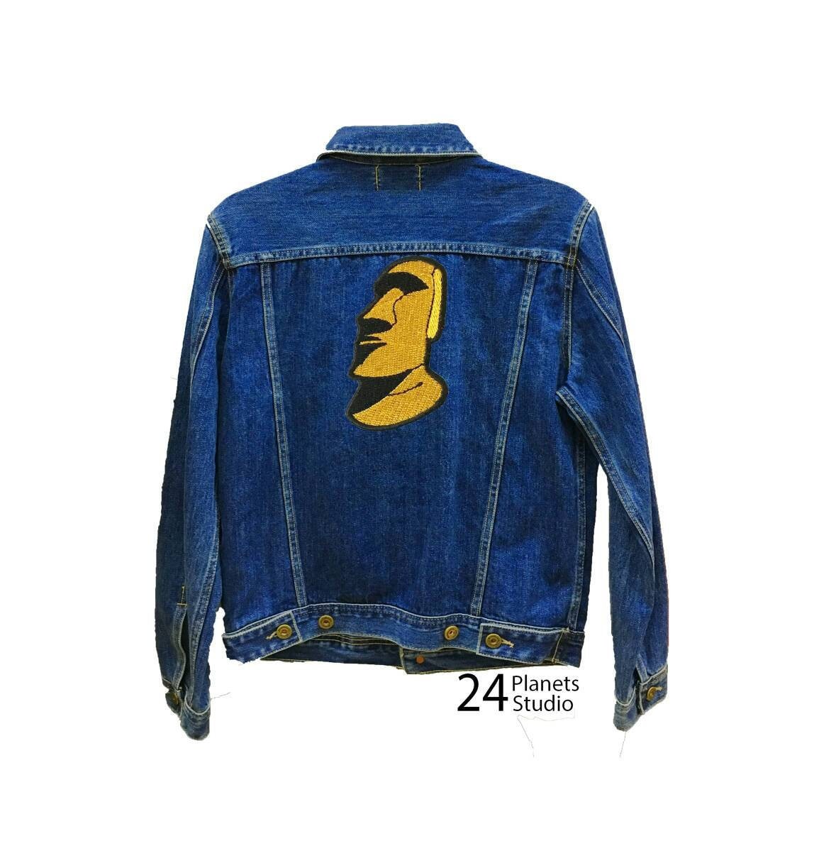 Große Golden Moai Große Eisen Auf Patch Von 24Planetsstudio Jacke Große Golden Moai Große Eisen Auf Patch Von 24Planetsstudio Jacke von 24PlanetsStudio