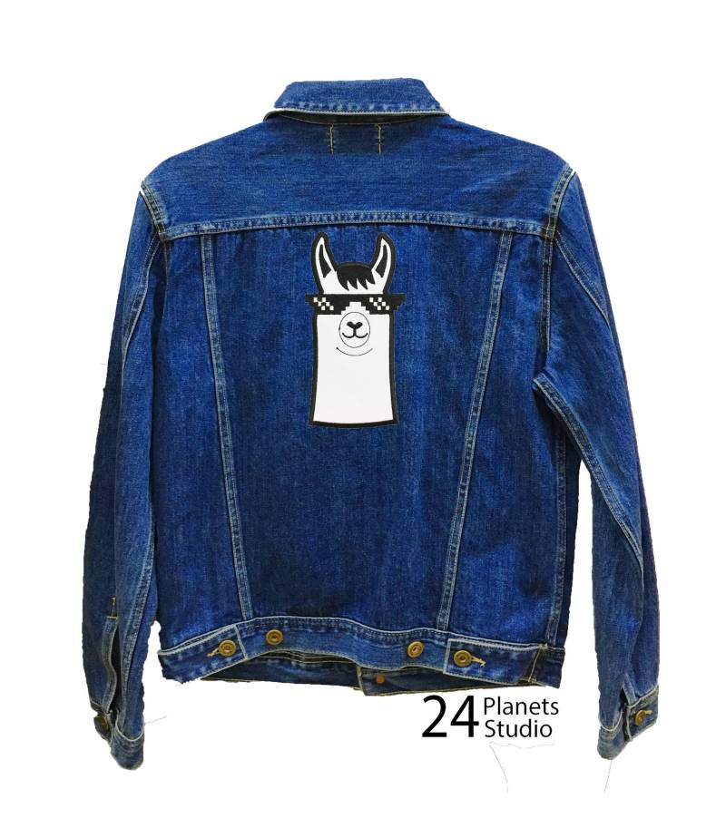 Große Llama Wie Ein Chef Gläser Große Eisen Auf Patch Von 24Planetsstudio Jacke Große Llama Wie Ein Chef Gläser Große Eisen Auf Patch Von 24Planetsstudio Jacke von 24PlanetsStudio