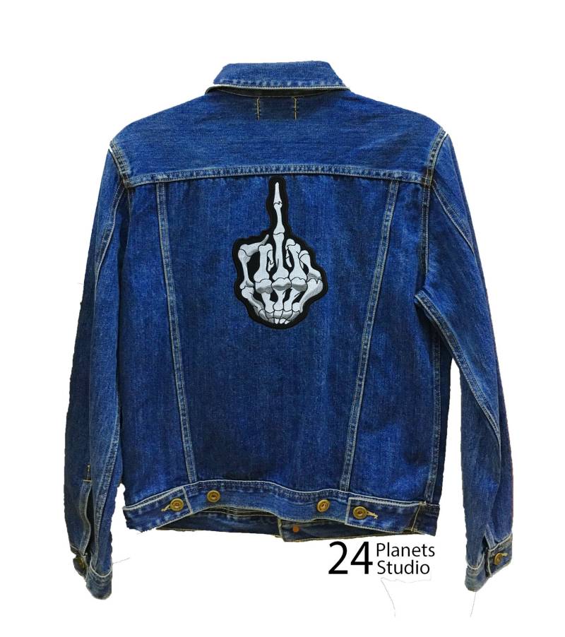 Großer Mittelfinger Skelett Aufnäher Von 24Planetsstudio Jacke Großer Mittelfinger Skelett Aufnäher Von 24Planetsstudio Jacke von 24PlanetsStudio
