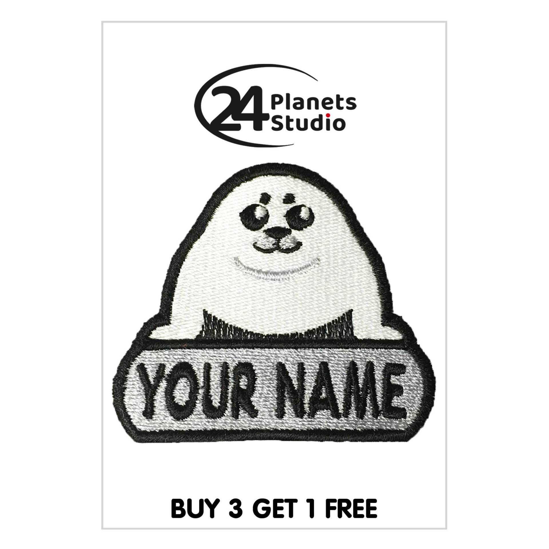 Harfen Robbe Pup "Dein Name" Aufnäher Aufbügeln By 24Planetsstudio Deinen Text Nach Maß Diy Harfen Robbe Pup "Dein Name" Aufnäher Aufbügeln By 24Planetsstudio Deinen Text Nach Maß Diy von 24PlanetsStudio