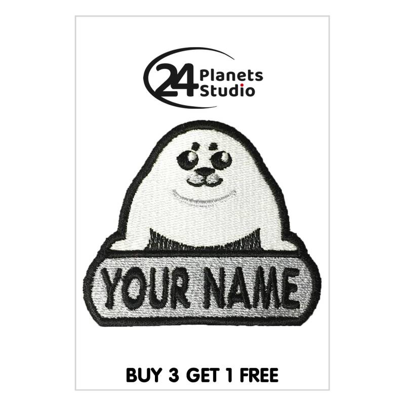 Harfen Robbe Pup "Dein Name" Aufnäher Aufbügeln By 24Planetsstudio Deinen Text Nach Maß Diy Harfen Robbe Pup "Dein Name" Aufnäher Aufbügeln By 24Planetsstudio Deinen Text Nach Maß Diy von 24PlanetsStudio