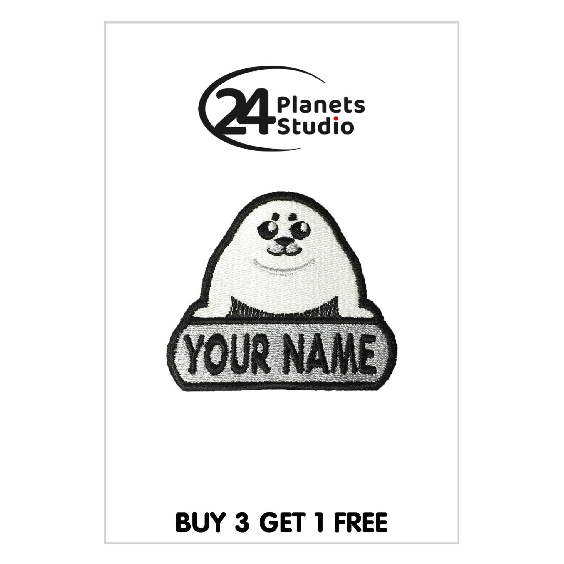 Kleiner Harfenrobbe Welpen "Your Name" Aufbügler Von 24Planetsstudio Kleiner Harfenrobbe Welpen "Your Name" Aufbügler Von 24Planetsstudio von 24PlanetsStudio