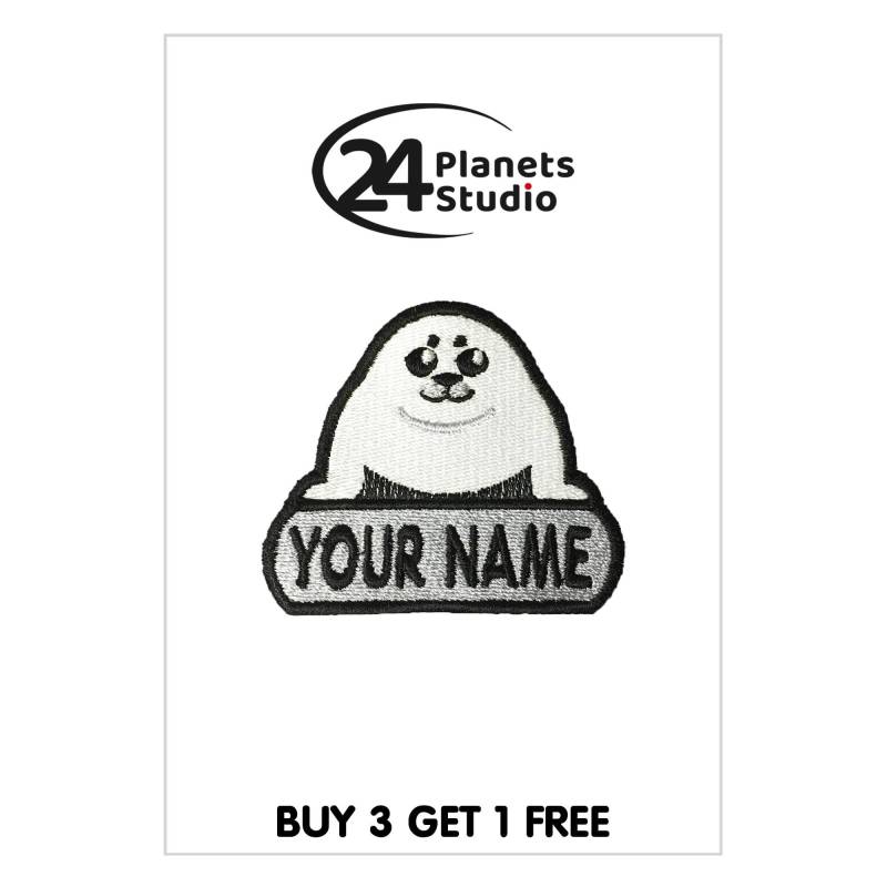 Kleiner Harfenrobbe Welpen "Your Name" Aufbügler Von 24Planetsstudio Kleiner Harfenrobbe Welpen "Your Name" Aufbügler Von 24Planetsstudio von 24PlanetsStudio