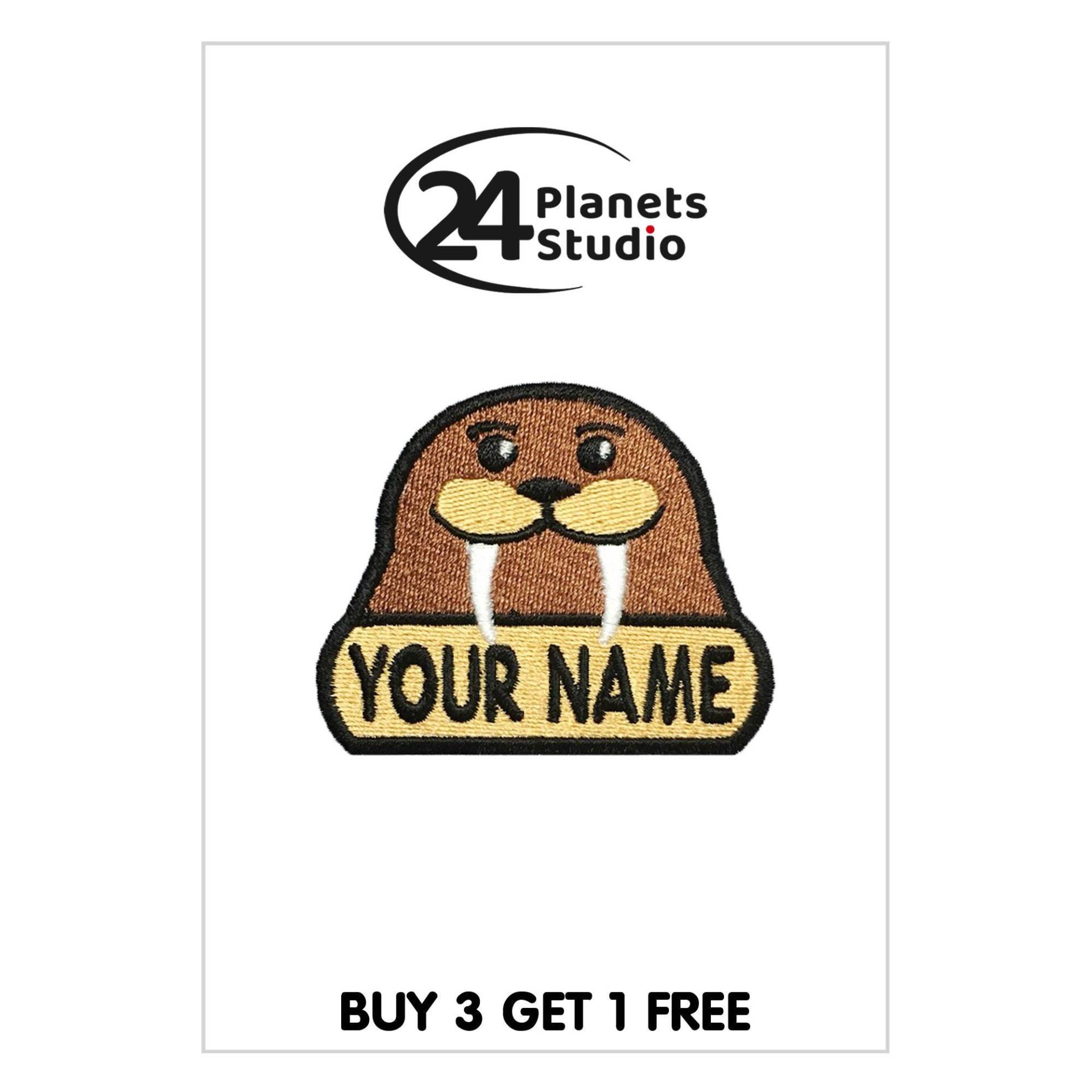 Kleiner Walross "Dein Name" Aufnäher Von 24Planetsstudio Kleiner Walross "Dein Name" Aufnäher Von 24Planetsstudio von 24PlanetsStudio