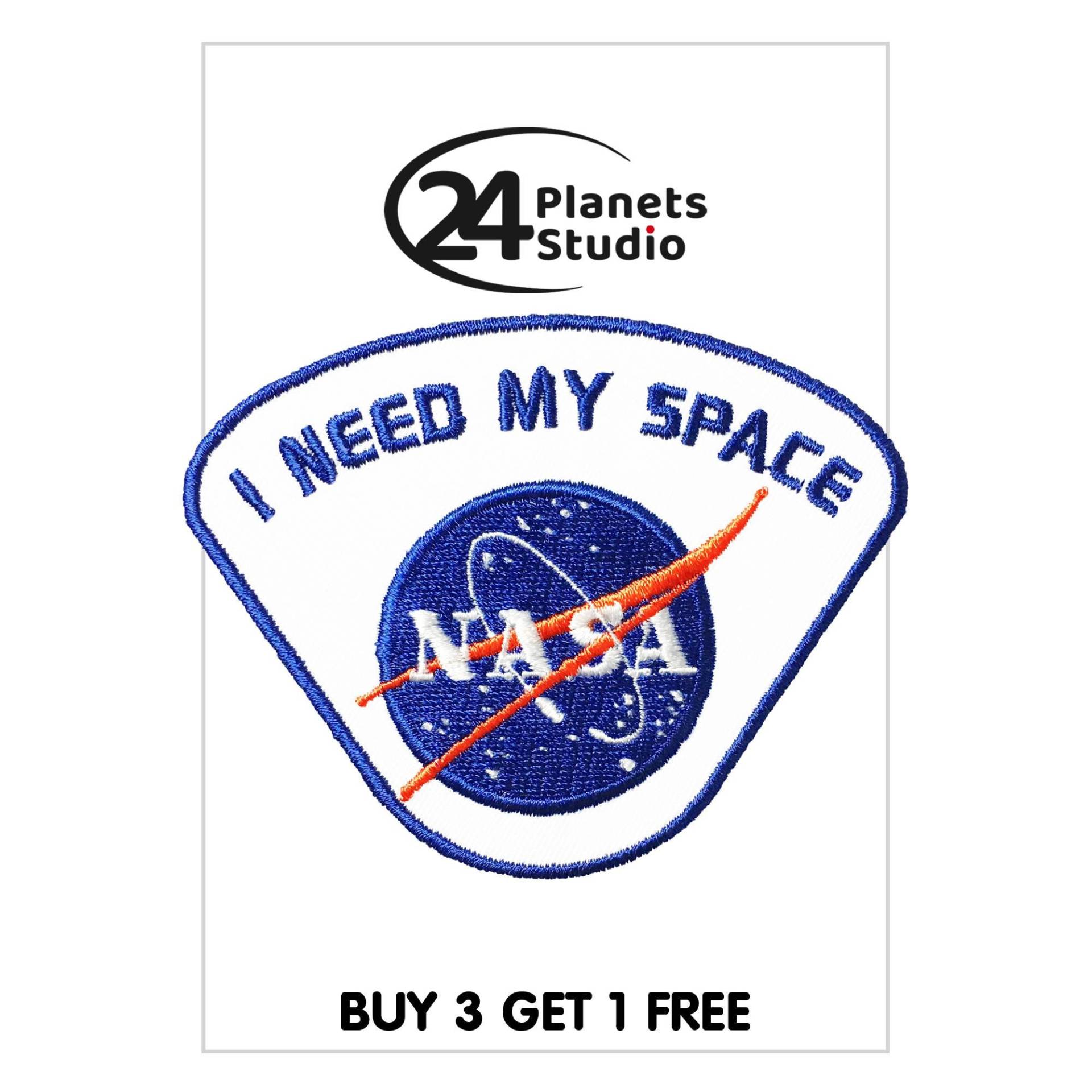 Nasa I Need My Space - Weißer Aufbügler Von 24Planetsstudio Nasa I Need My Space - Weißer Aufbügler Von 24Planetsstudio von 24PlanetsStudio