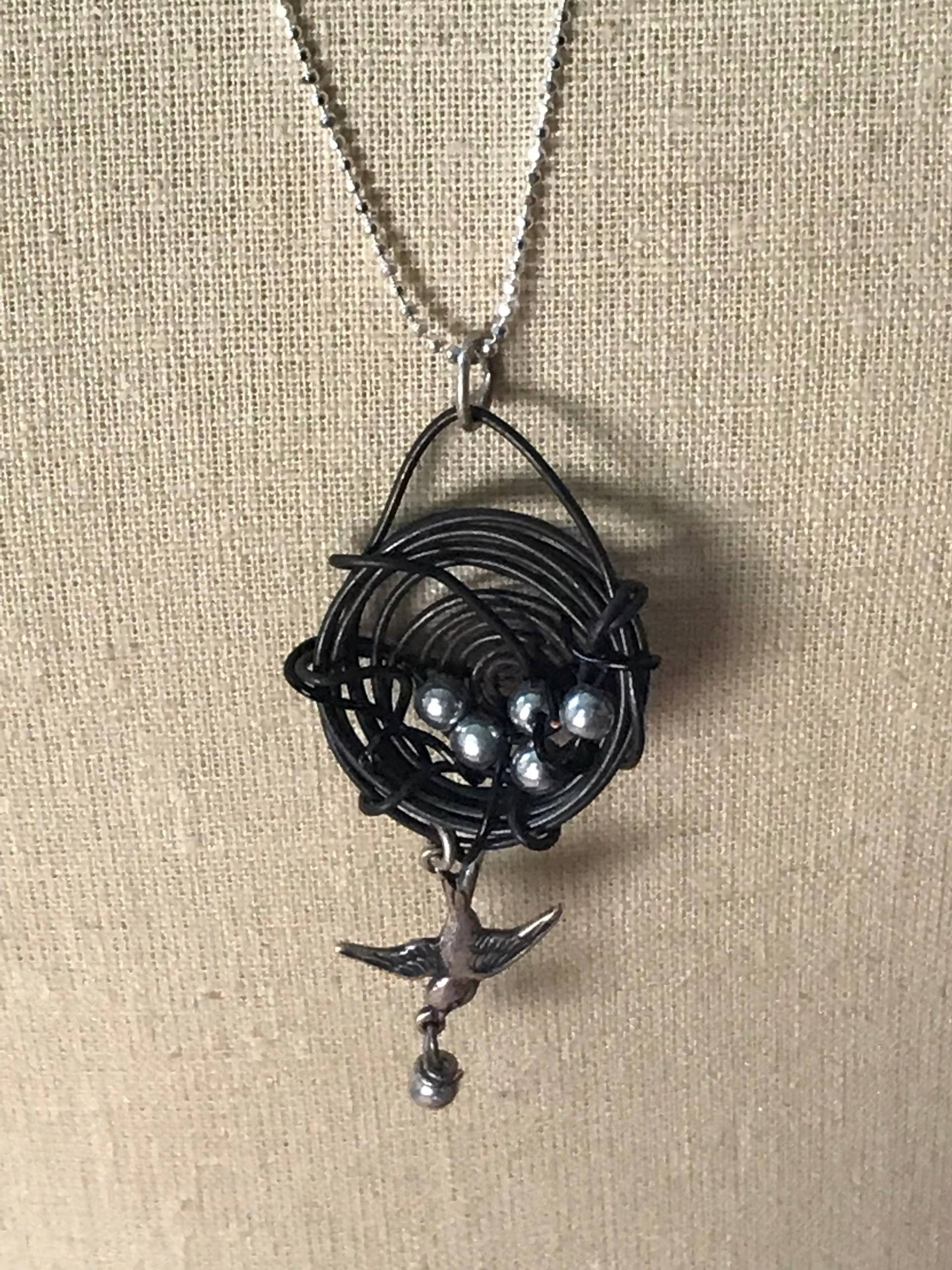 Silber Und Schwarz Vogelnest Mit Mama Vogel Im Flug Silber Und Schwarz Vogelnest Mit Mama Vogel Im Flug von 25thhourcreations