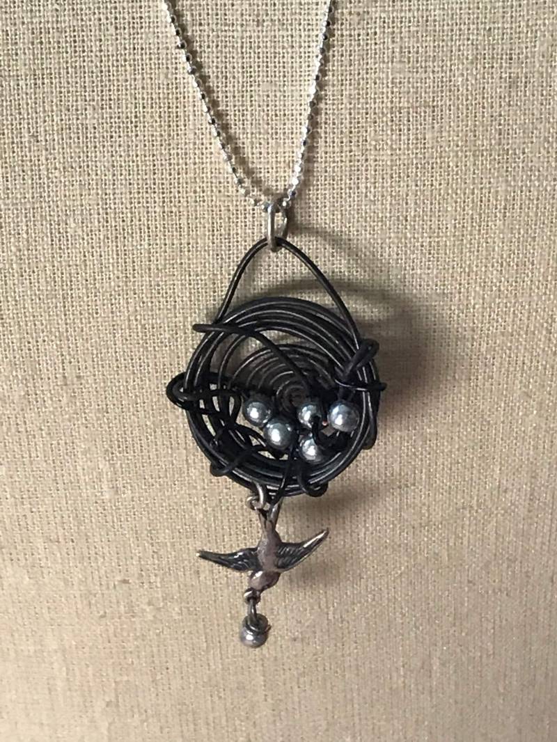 Silber Und Schwarz Vogelnest Mit Mama Vogel Im Flug Silber Und Schwarz Vogelnest Mit Mama Vogel Im Flug von 25thhourcreations