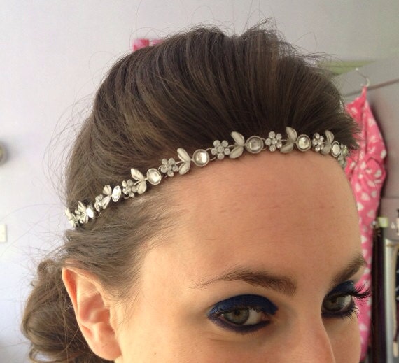 Brautjungfern-Haarband in Kindergröße, Geblümt, Silberfarben, Braut-Flapper, Strass-Haarband, Brautjungfer Brautjungfern-Haarband in Kindergröße, Geblümt, Silberfarben, Braut-Flapper, Strass-Haarband, Brautjungfer von 26Dreams
