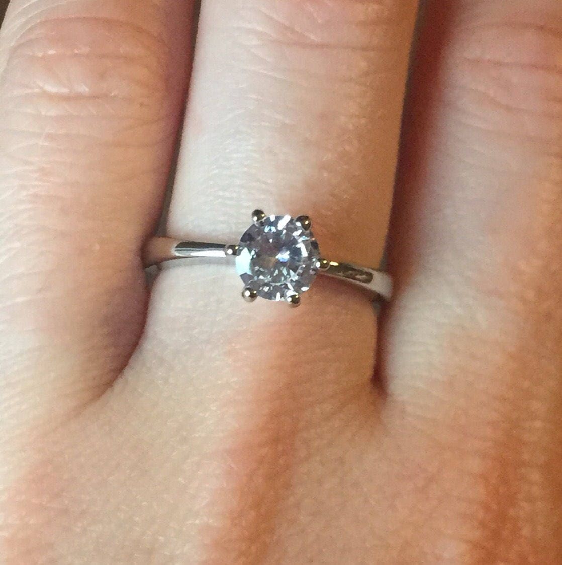 Schöner Solitär Minamalist Diamant Verlobungsring 0.5 Karat Simulant Verschiedene Größen J - Q von 26Dreams
