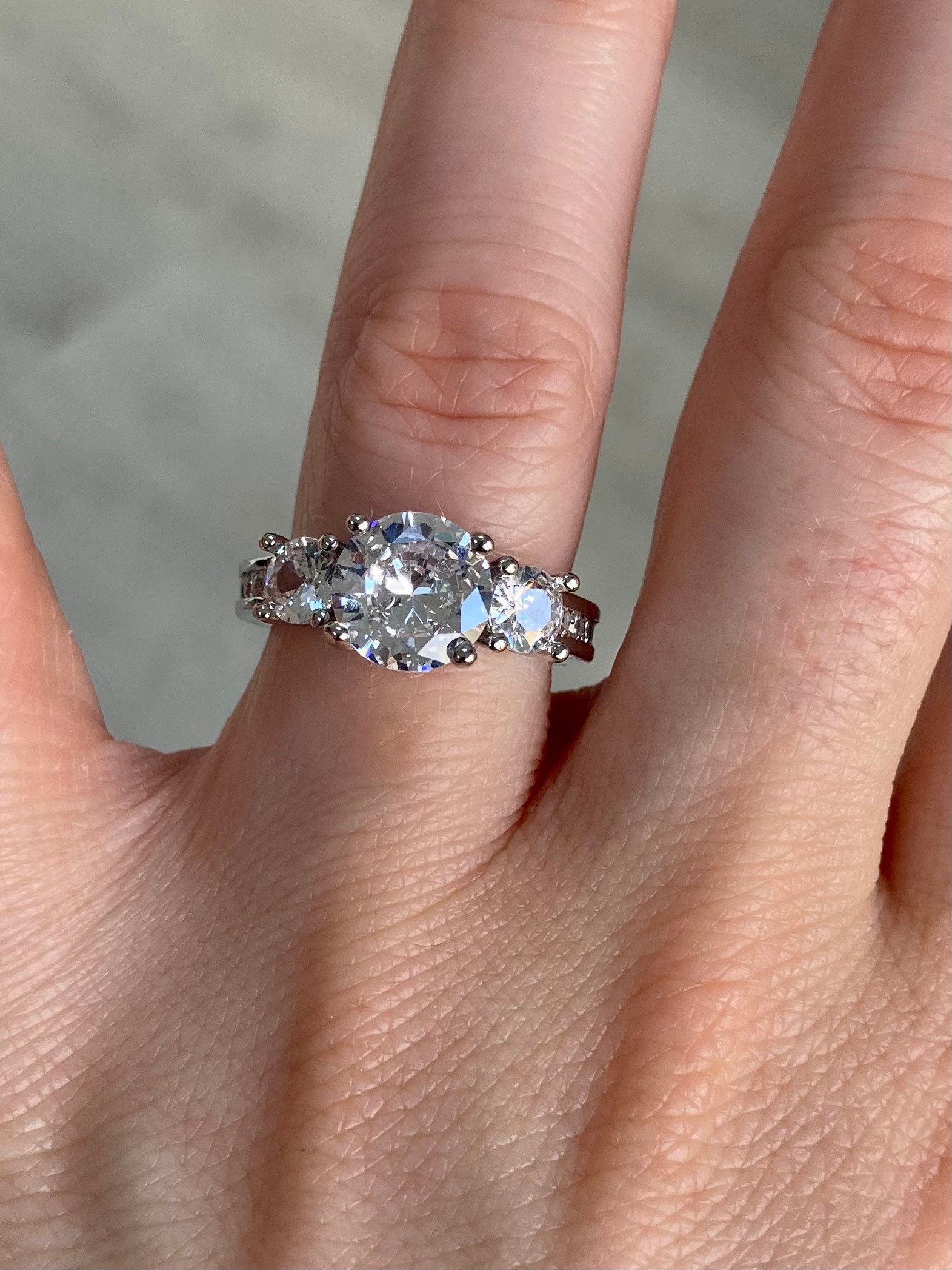 Trilogy Ring Diamant Simulant Verschiedene Größen 3 Stein Verlobungsring 1, 5 Karat von 26Dreams