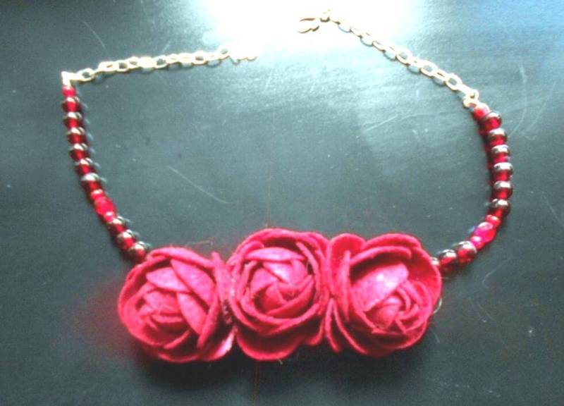 Weinrote Filz-Blumen-Halskette Weinrote Filz-Blumen-Halskette von 27SeahorsesVantiques