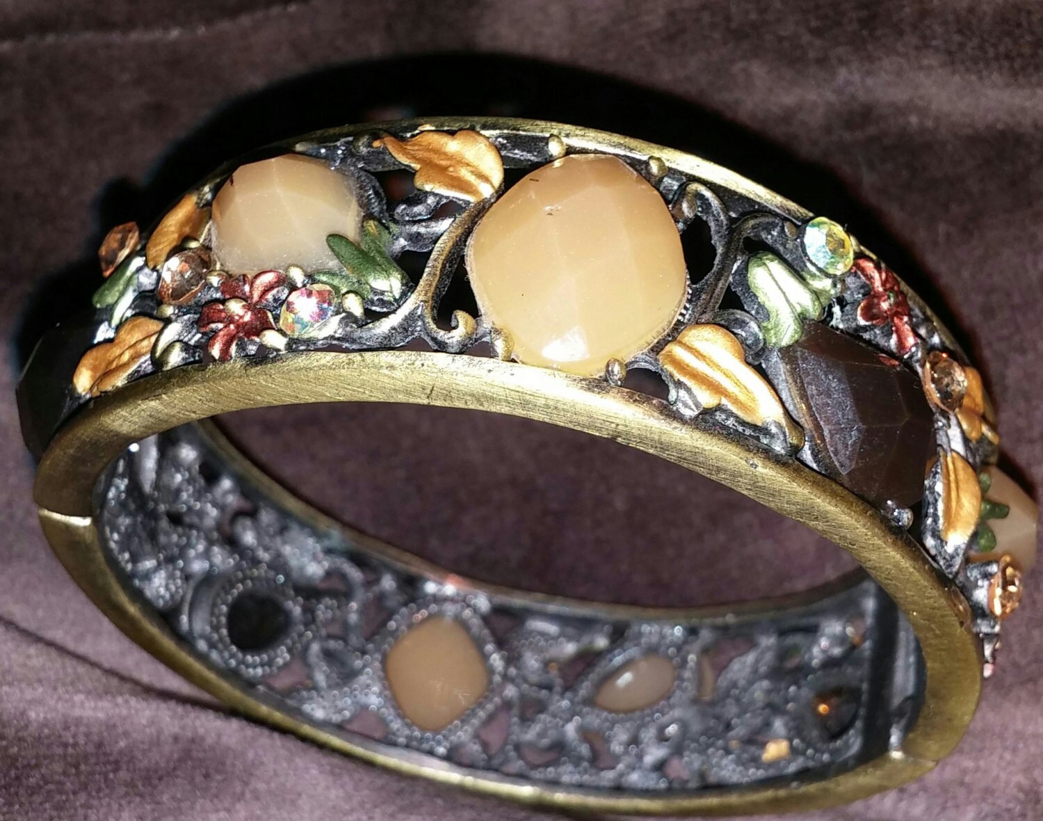Antik Kupfer Und Gold Ton Filigree Klapp Armband Mit Blumenmotiv Strass Akzente Antik Kupfer Und Gold Ton Filigree Klapp Armband Mit Blumenmotiv Strass Akzente von 2BEB