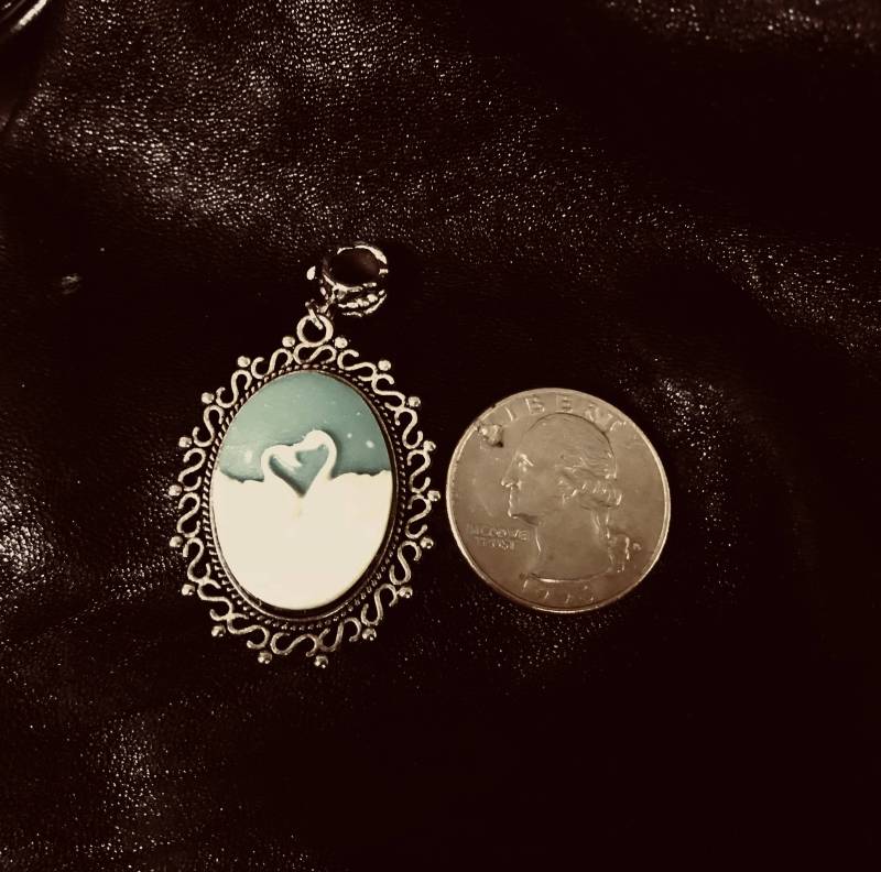 Antik Silber Cameo Anhänger Mit Zwei Streicheln, Schwänen Und Türkis Blauem Hintergrund Antik Silber Cameo Anhänger Mit Zwei Streicheln, Schwänen Und Türkis Blauem Hintergrund von 2BEB