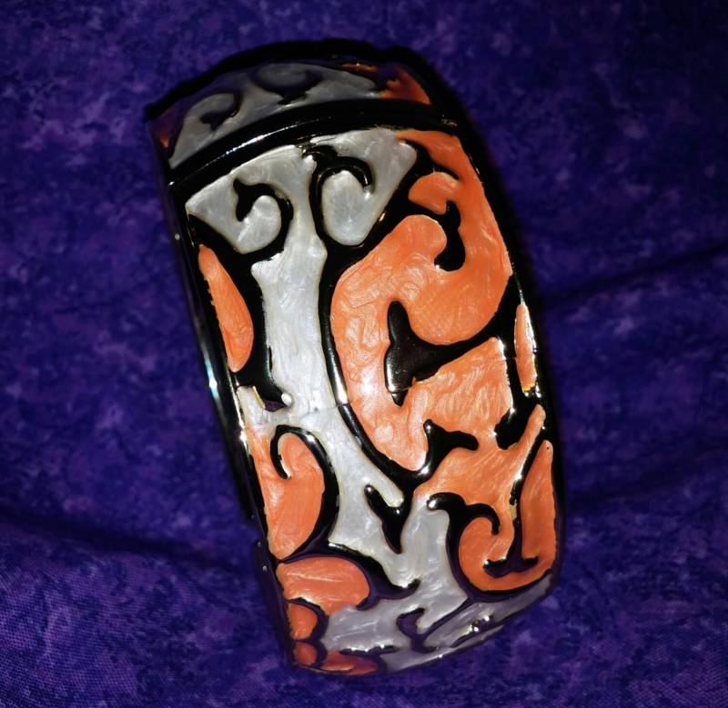 Atemberaubende Orange Und Weiß Emaille Schriftrolle Design Klapp Armreif Armband Mit Goldfarbenem Metall Atemberaubende Orange Und Weiß Emaille Schriftrolle Design Klapp Armreif Armband Mit Goldfarbenem Metall von 2BEB