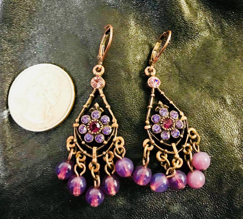 Atemberaubende Violett Lila Strass Ohrringe Mit Kupfer-Bronze-Ton Metall Atemberaubende Violett Lila Strass Ohrringe Mit Kupfer-Bronze-Ton Metall von 2BEB