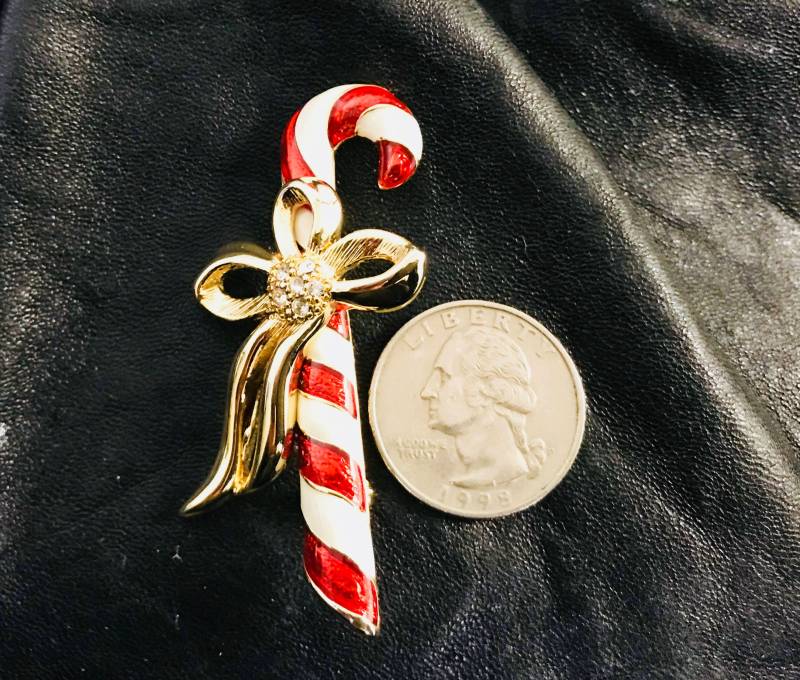 Bunte Zuckerstange Brosche Mit Schönen Gold-Ton Bogen, Weiß Und Helle Rote Emaille Bunte Zuckerstange Brosche Mit Schönen Gold-Ton Bogen, Weiß Und Helle Rote Emaille von 2BEB