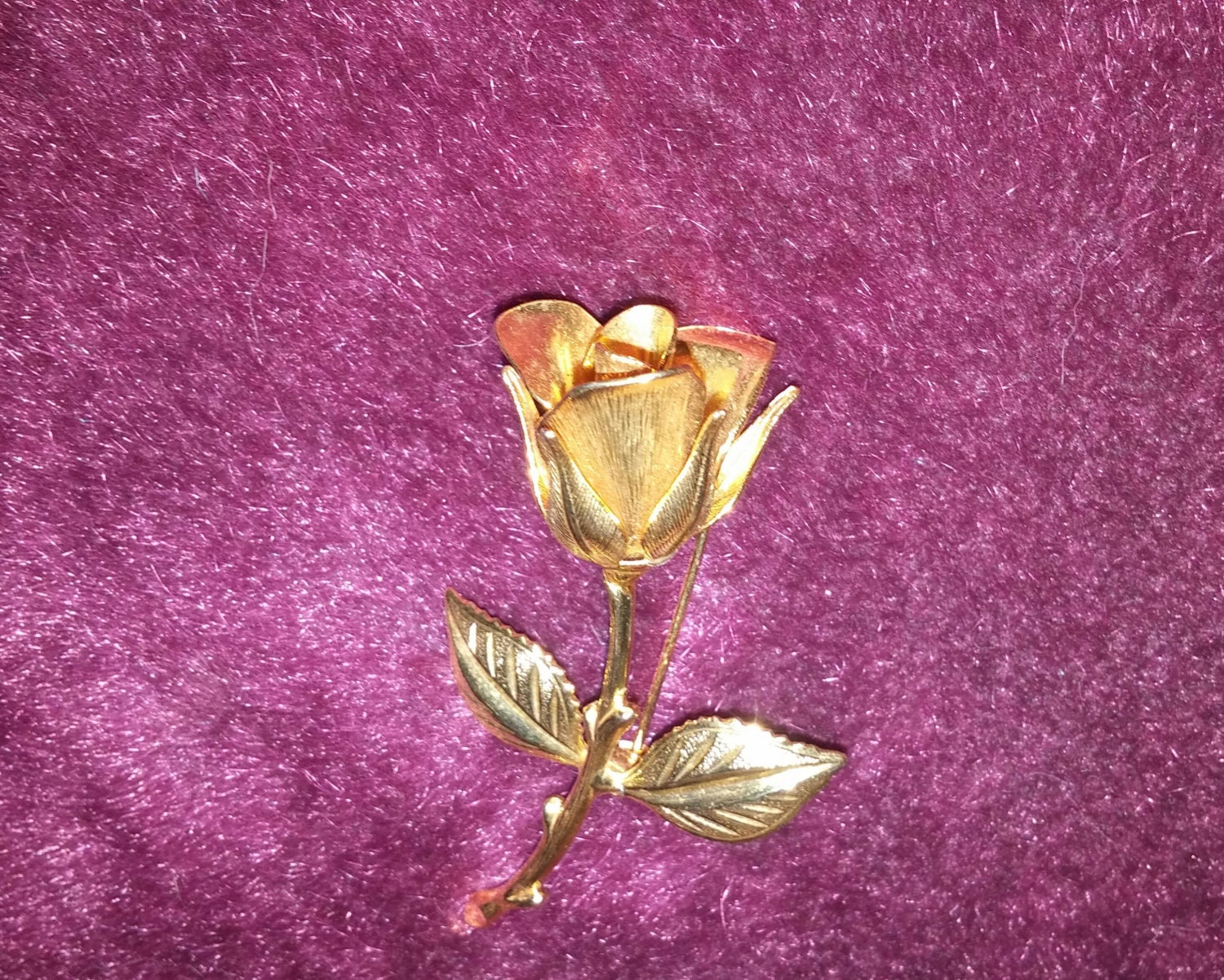 Eine Schöne Gold Ton Lange Stem Rose Brosche Eine Schöne Gold Ton Lange Stem Rose Brosche von 2BEB