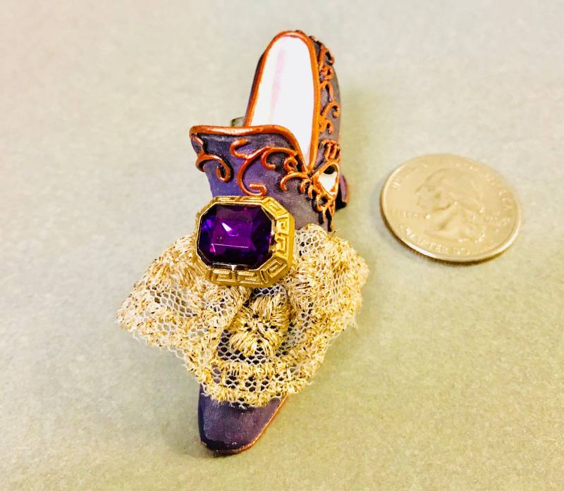 Einzigartige Aufwendige Hohen Schuh Brosche Mit Violettem Stein Und Rüschen Trim Einzigartige Aufwendige Hohen Schuh Brosche Mit Violettem Stein Und Rüschen Trim von 2BEB