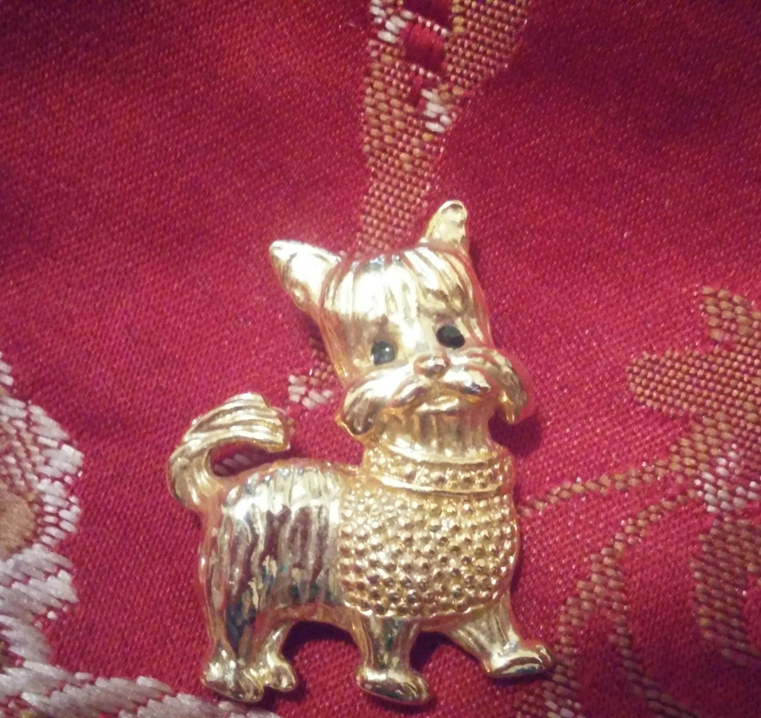 Entzückende Gold Ton Yorkie Brosche Pin Mit Schwarzen Strass Augen Entzückende Gold Ton Yorkie Brosche Pin Mit Schwarzen Strass Augen von 2BEB