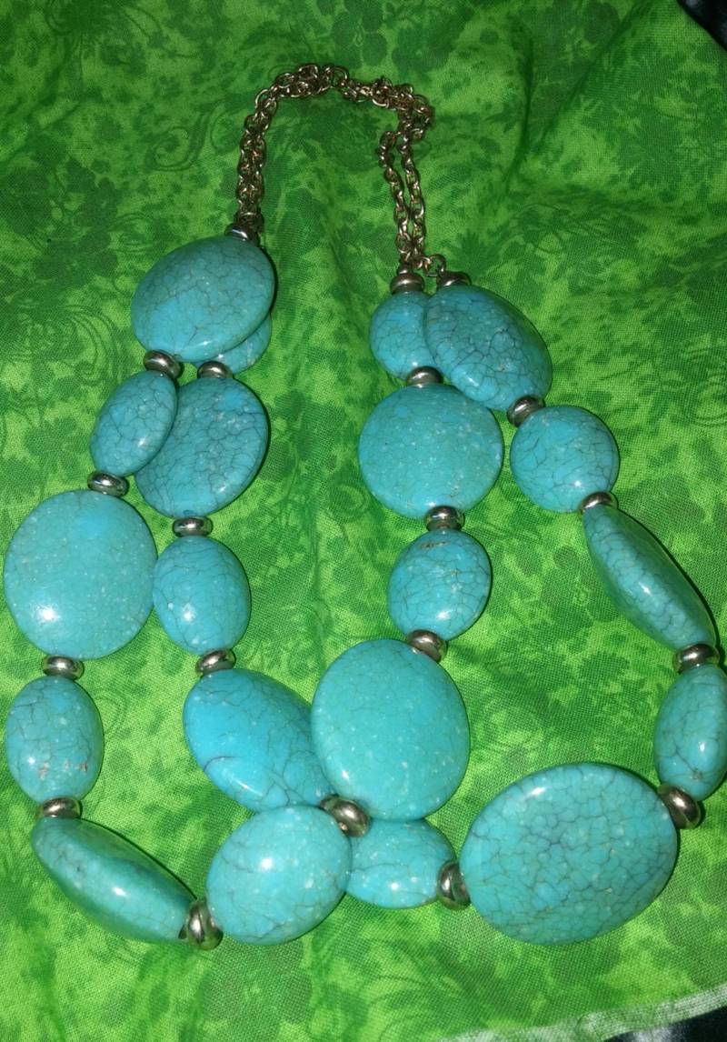 Faux Jade Doppelstrang-Halskette Mit Großen Glasperlen Faux Jade Doppelstrang-Halskette Mit Großen Glasperlen von 2BEB
