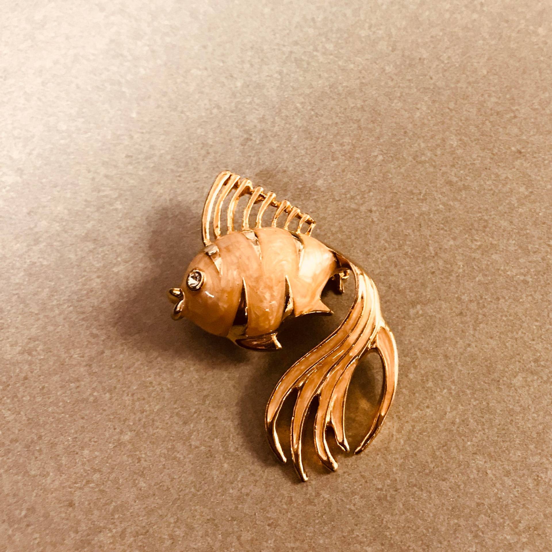 Gold-Ton Langschwänziger Gold Fischbrosche Mit Bernstein-Gelb Emaille Gold-Ton Langschwänziger Gold Fischbrosche Mit Bernstein-Gelb Emaille von 2BEB