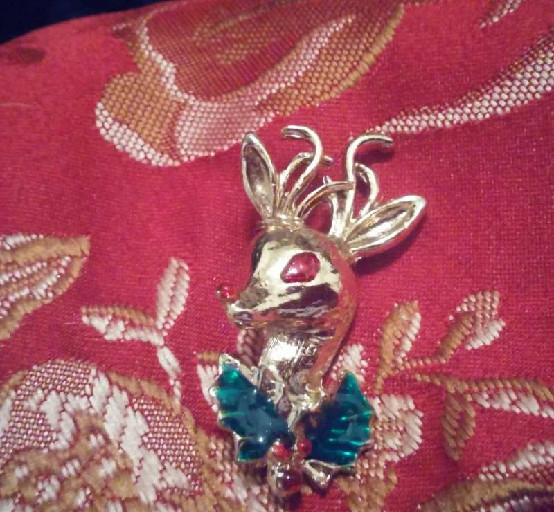 Raindeer Kopf Weihnachtsbrosche Mit Grünen Und Roten Emaille Goldfarbenen Metall Versandkostenfrei Usa Raindeer Kopf Weihnachtsbrosche Mit Grünen Und Roten Emaille Goldfarbenen Metall Versandkostenfrei Usa von 2BEB