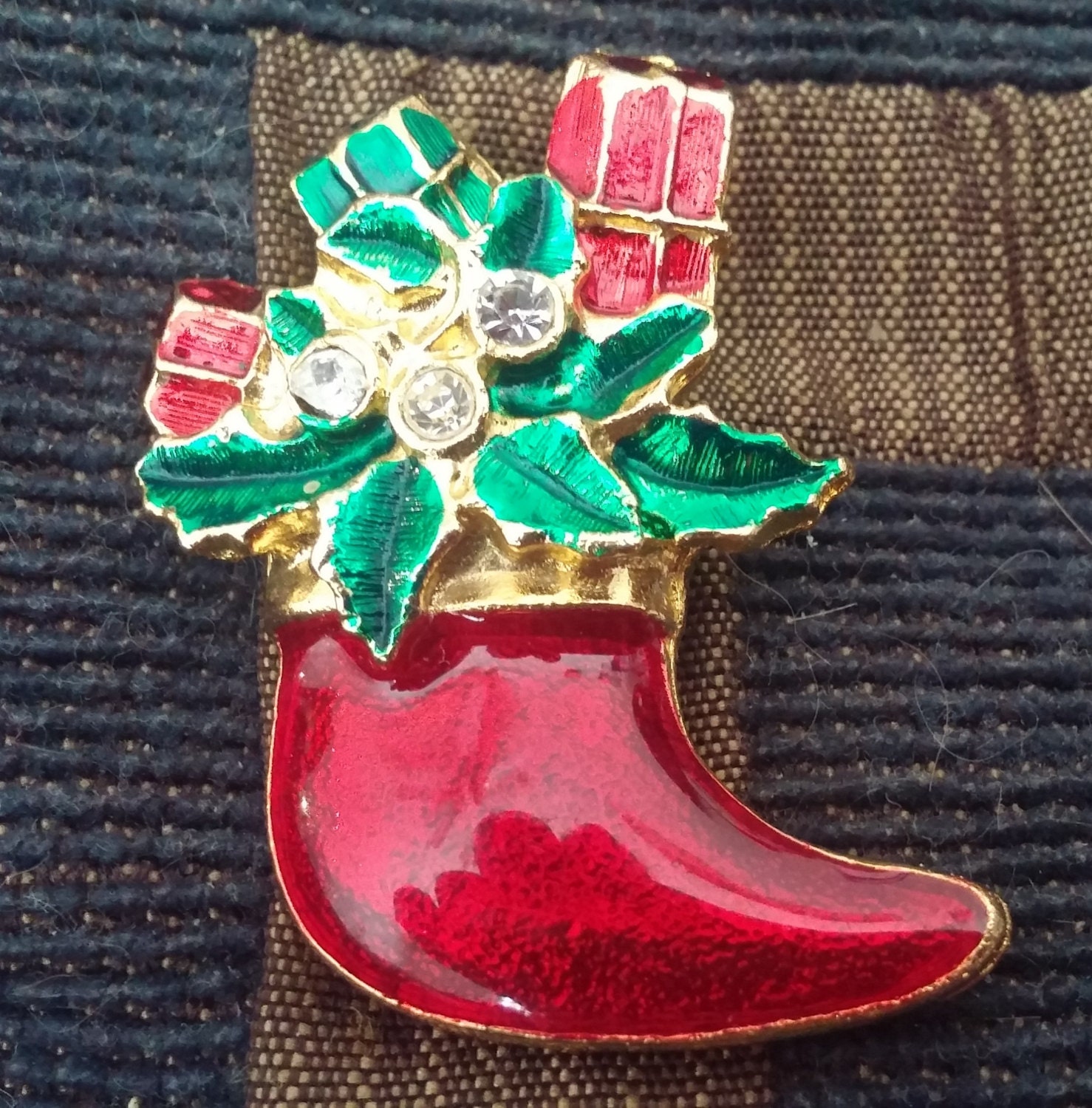 Rote Stiefel Weihnachten Urlaub Brosche Mit Leuchtend Roten Grün Und Gold Emaille Auf Gold-Ton-Einstellung Rote Stiefel Weihnachten Urlaub Brosche Mit Leuchtend Roten Grün Und Gold Emaille Auf Gold-Ton-Einstellung von 2BEB