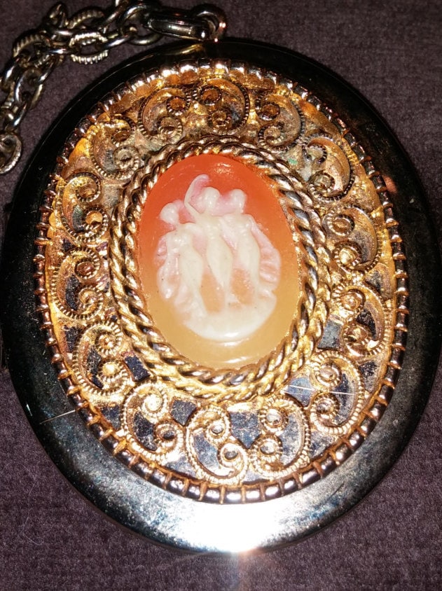 Schöne Gold Ton Drei Grazien Cameo Anhänger Mit Seil Und Rolle Designt Schöne Gold Ton Drei Grazien Cameo Anhänger Mit Seil Und Rolle Designt von 2BEB