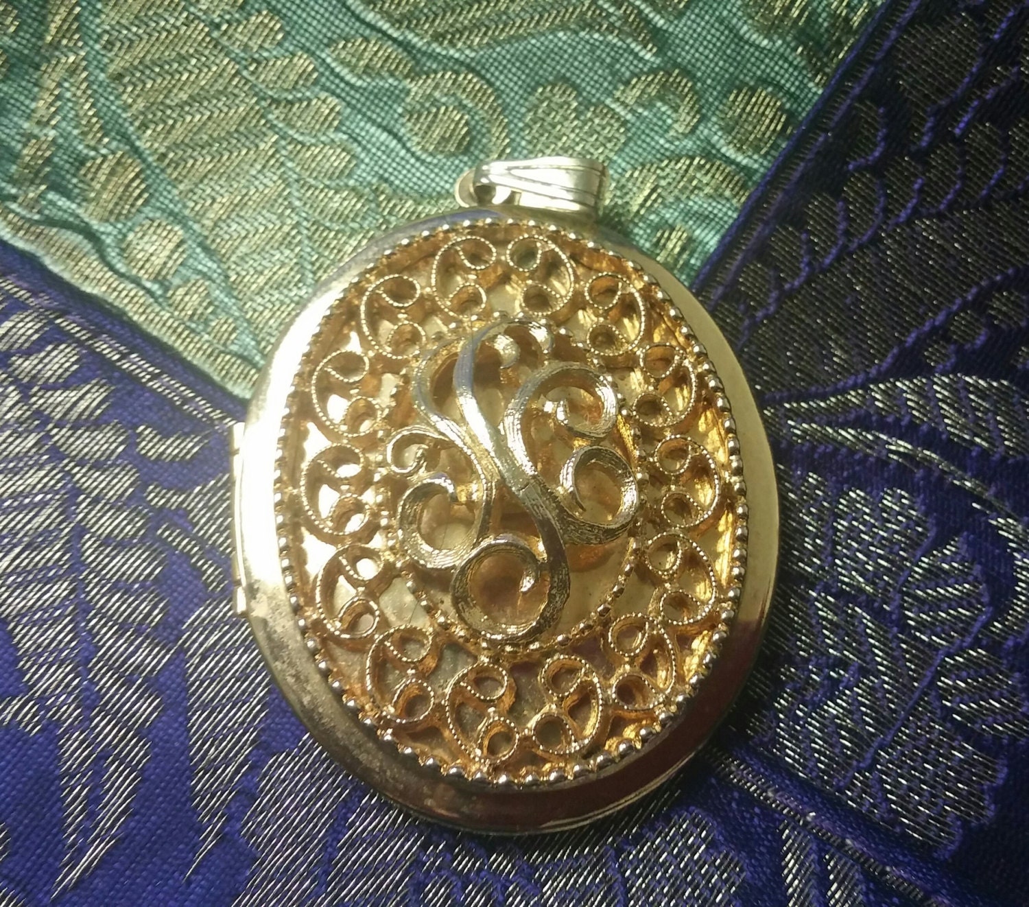 Schöne Oval Gold Ton Locket Anhänger Mit Blättern Design Kostenloser Versand Usa Nur Schöne Oval Gold Ton Locket Anhänger Mit Blättern Design Kostenloser Versand Usa Nur von 2BEB