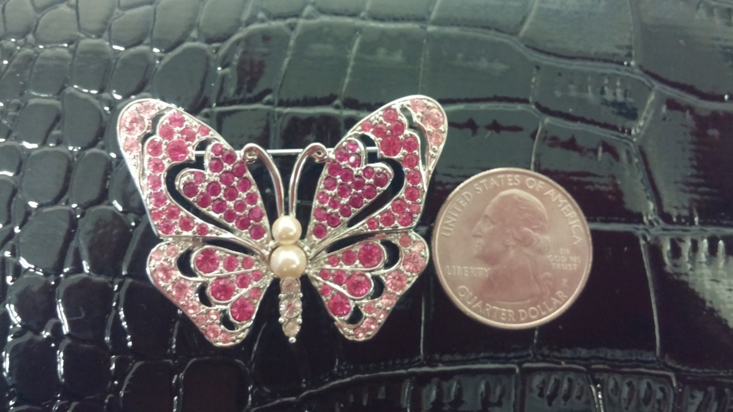 Schöner Vintage Monet Schmetterling Mit Rosa Strass Und Silberfarbenem Metall - Kostenloser Versand Nur in Die Usa Schöner Vintage Monet Schmetterling Mit Rosa Strass Und Silberfarbenem Metall - Kostenloser Versand Nur in Die Usa von 2BEB