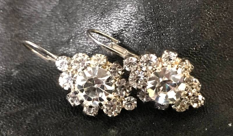 Tropfen-Ohrringe Mit Einem Silberfarbenen Metall Und Weißen Strass - Haken Zurück Tropfen-Ohrringe Mit Einem Silberfarbenen Metall Und Weißen Strass - Haken Zurück von 2BEB