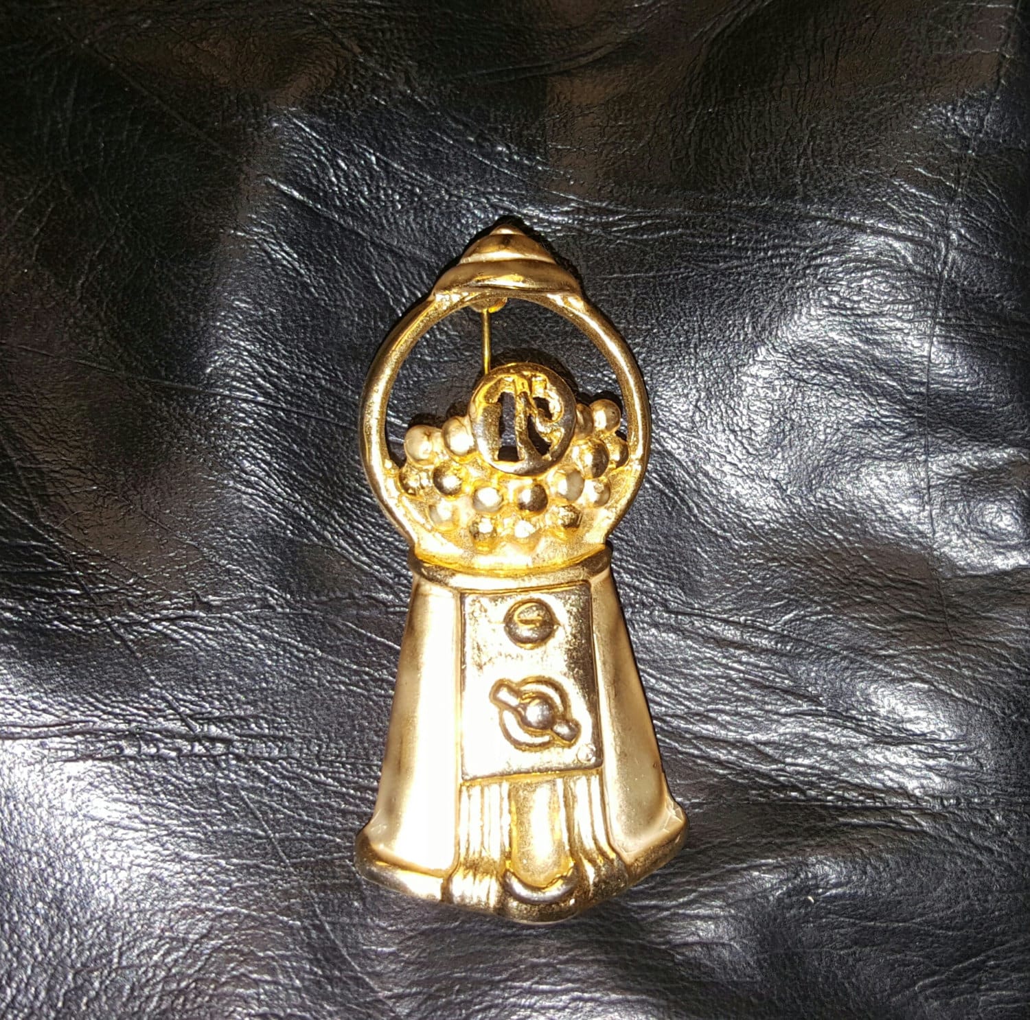 Vintage Ajc Goldtone/Matt Gumball Machine Brosche/Pin Bumble Gum Pin Kostenloser Versand Usa Vintage Ajc Goldtone/Matt Gumball Machine Brosche/Pin Bumble Gum Pin Kostenloser Versand Usa von 2BEB