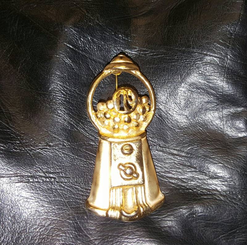Vintage Ajc Goldtone/Matt Gumball Machine Brosche/Pin Bumble Gum Pin Kostenloser Versand Usa Vintage Ajc Goldtone/Matt Gumball Machine Brosche/Pin Bumble Gum Pin Kostenloser Versand Usa von 2BEB